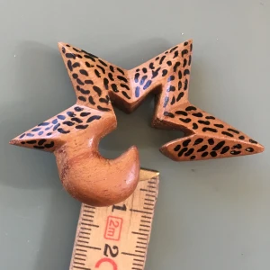 Trä örhänge leopard piercing töjning 10mm - Aldrig använd.