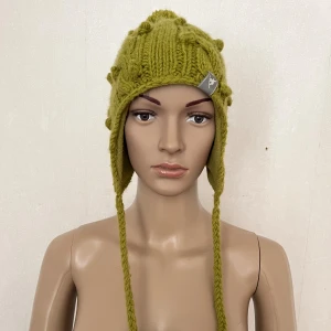 Vintermössa stickad fodrad mössa  - Saknar ena bollen, i övrigt inget fel. Fungerar som den ska ändå. Omkrets ca 53-54cm om jag inte mätt galet.