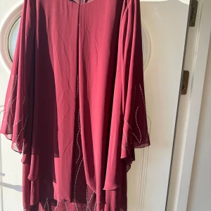 Klänningar - Klänningar för dam med dragkedja, i fint skick. Storlek: L/XL.  Röda och blåa: 500 kr/st.  Svarta: 250 kr. Finns i Spånga/Solna. 