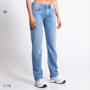 Jeans  - Lågmidjade jeans från Lager 157. Modellen ”Icon” i storlek XS. Så fin o somrig tvätt/färg. Jättebra skick, inga defekter, knappt använda. Endast knappar, inte dragkedja (bild 5). Säljer p.g.a för stora. KOLLA MIN PROFIL💞💞