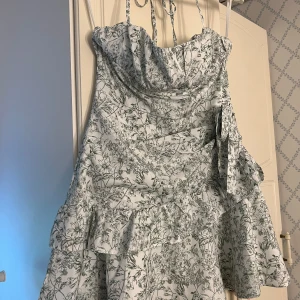 Klänning  - Jättefin klänning från SHEIN i storlek M. Nypris 189kr.