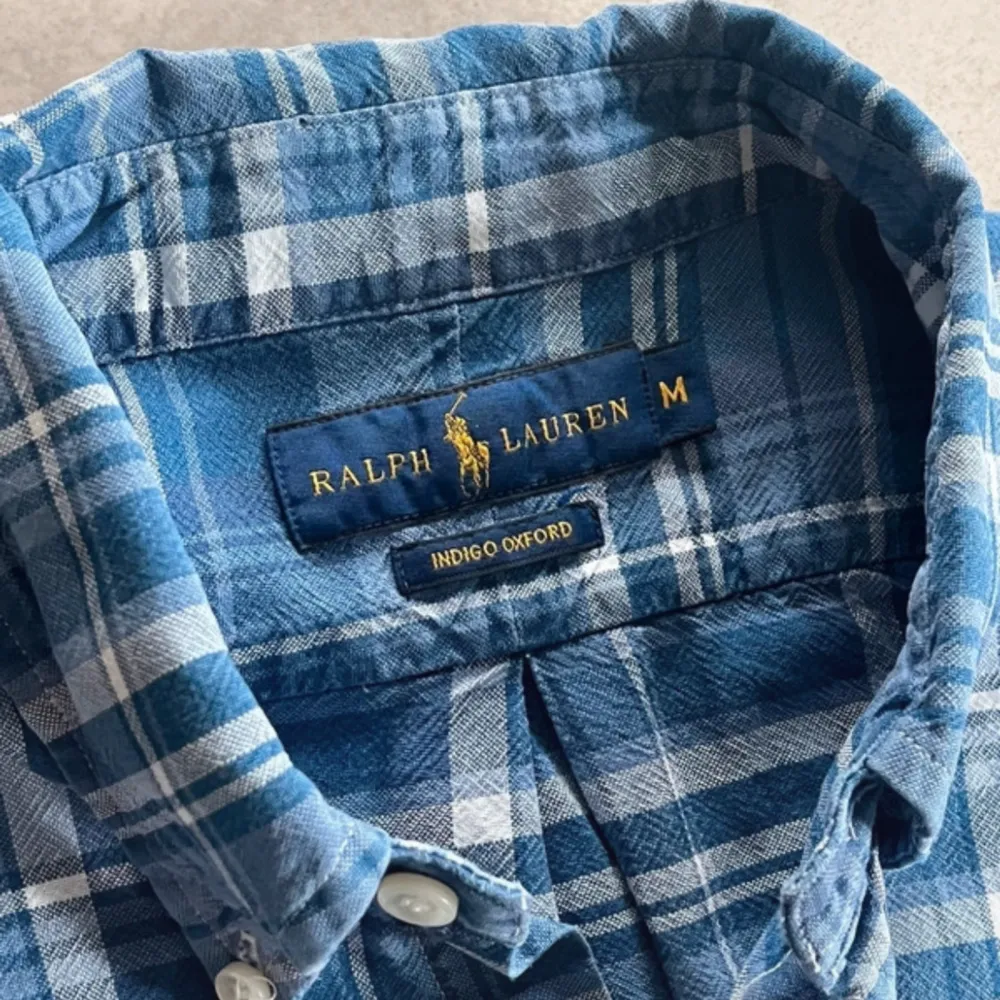 En riktigt snygg skjort från Ralph Lauren säljs pga att den inte används lika mycket. Skick 10/10 Pris kan diskuteras!. Skjortor.