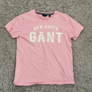  Gant t-shirt  -  En fingan t-shirt går hantera pris eftersom texten Gant är lite sliten 💕💕