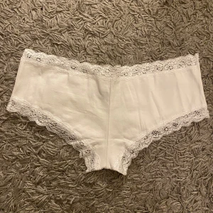 Spetstrosa / spetstrosor 6-pack - Helt ny spetstrosa / spetstrosor 6-pack i bomull. En trosa kostar 20kr alternativt 6-pack för 60kr. De finns i diverse olika färger samt storlekar💓  