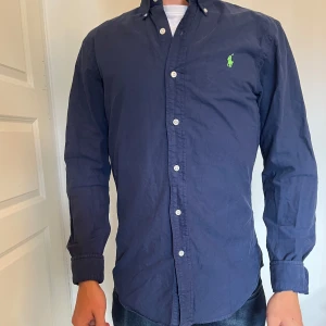 Polo Ralph Lauren Skjorta  - Mörkblå Ralph Lauren skjorta | Storlek S passar även Xs | Modellen är 170 | Bra skick inga defekter | Skriv vid funderingar// Palmeras 🌴