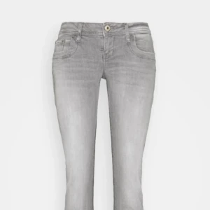 LTB jeans  - Säljer dessa ltb jeans i str 29/36, bra skick men som ni ser i bilden har de blivit sydda på vars en sida 