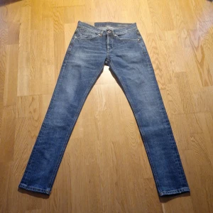 Dondup George - Ett par riktigt snygga as trendiga dondup jeans i modellen george. Jeansen är i väldigt bra skick typ 9/10. Dom är i storlek 30 och passar mig som är typ 172. Tveka inte att höra av dig vid frågor. 🙌
