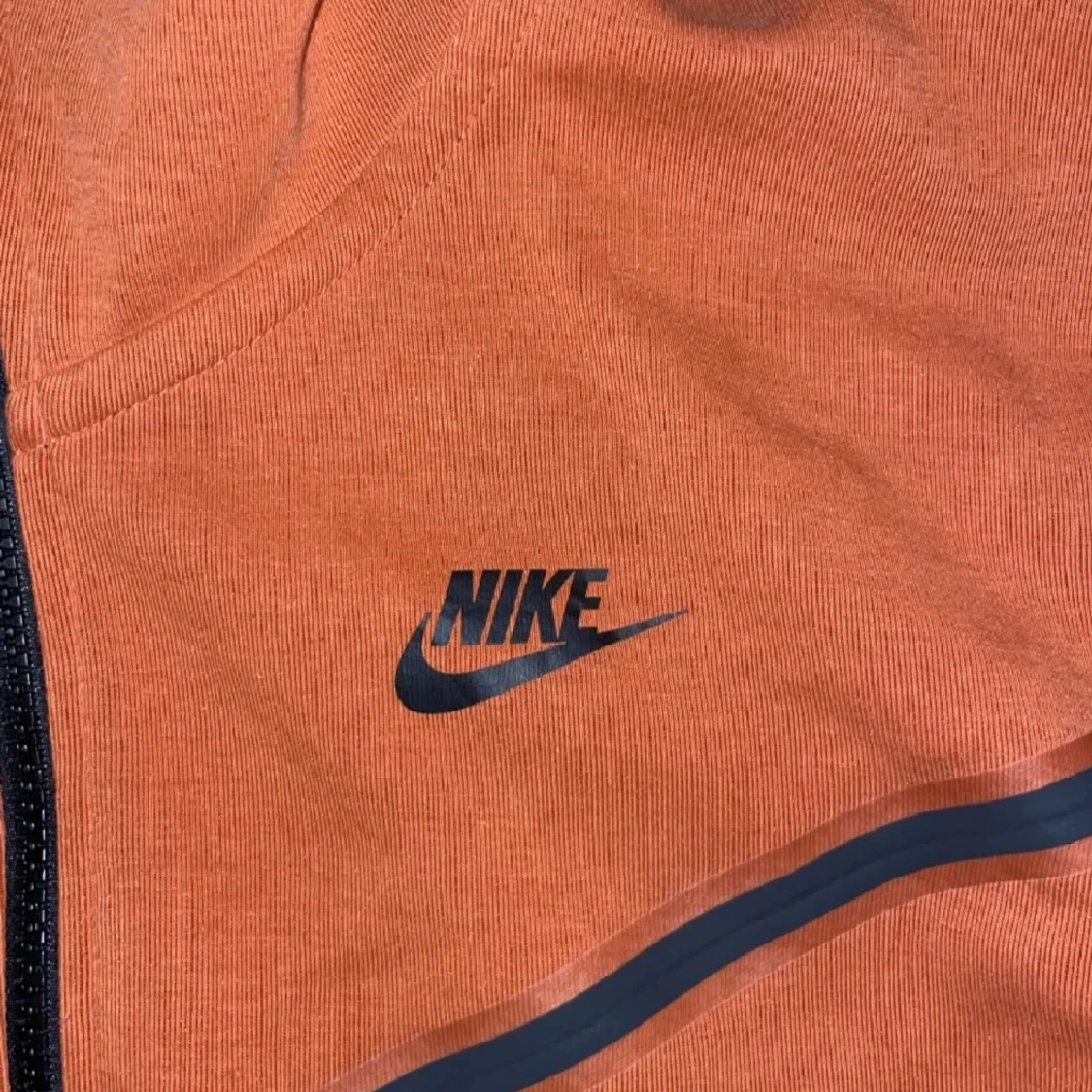 Orange Nike Tech Fleece - 90