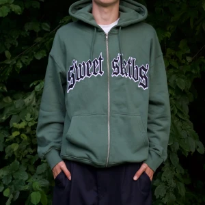 Sweet sktbs zip hoodie - Helt ny! Bra skick köpt från junkyard. Nypris 899kr!