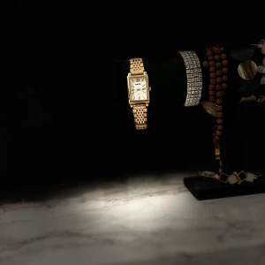 Fin klocka - En jättevacker klocka som jag fick i present, tyvärr kommer den inte till användning då jag har en liknande. Den fungerar som den ska och bara testats på. Kontakta mig för mer information😊