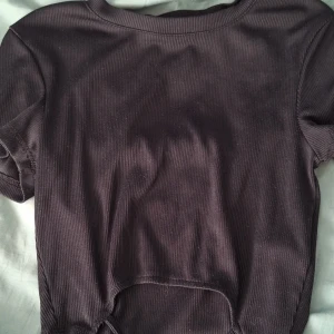 Svart tröja med kedjor - Storlek XS eller S, bra skick, inga skador, från Newyorker 