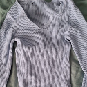 Ljusblå långärmad tröja  - Lite hål men syns inte när man har på sig den, storlek XS, 