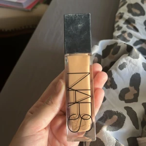 Nars radiant longwear foundation  - Köpt för längesen och knappt använd eftersom det är ej min färg, ca använd 3 ggr: foundationen är perfekt för oljig/combination hud och ger verkligen ger en glowy finish. Färgen är Vallauris.