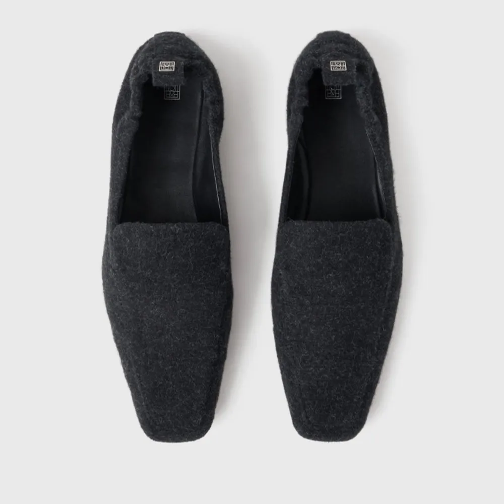 Toteme loafers /storlek 39/nyskick aldrig använd/nypris 4999:-. Skor.