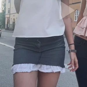 Jeanskjol - Jeanskjol som jag sytt själv av ett par wrangler jeans. Midjemått är 37cm rakt över💕 Skriv för frågor och funderingar!