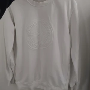 Stone Island sweatshirt - Unisex tröja Stone Island då den tyvärr bara står i garderoben. Den är i fint skick! Ett plus är att märket vid ena armen är avtagbart om man så önskar det.  Nypris 1299kr, mitt pris 300kr men skulle eventuellt kunna diskutera pris vid smidig affär. 