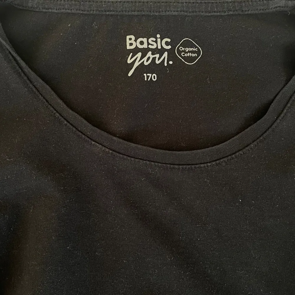 Säljer denna långärmade tröjan från basic you i storlek 170!. T-shirts.