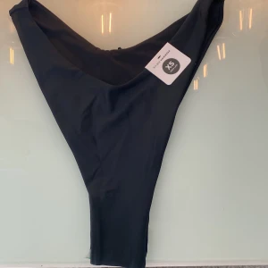 Bikini - Säljer en bikiniunderdel som inte var i min storlek. Har inte använt den och den har kvar prislappen. 