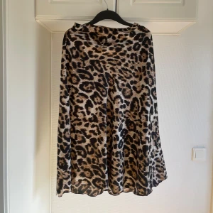 Lejonpard kjol M - Storlek M oanvänd pris 299kr