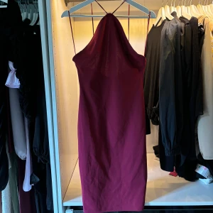 Festklänning med djuprygg från Bikbok - Festklänning med djuprygg från Bikbok.🔥 Garderobsrensning på gång! Jag säljer detta fantastiskt plagg från mitt djur- och rökfria hem. 🛍️💫