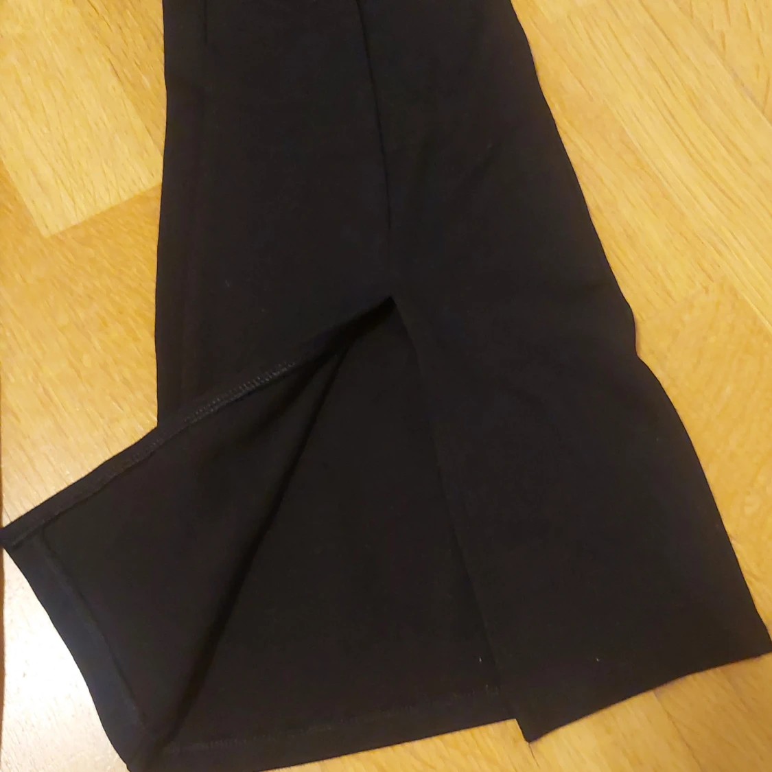 Svarta utsvängda slitt byxor - 90