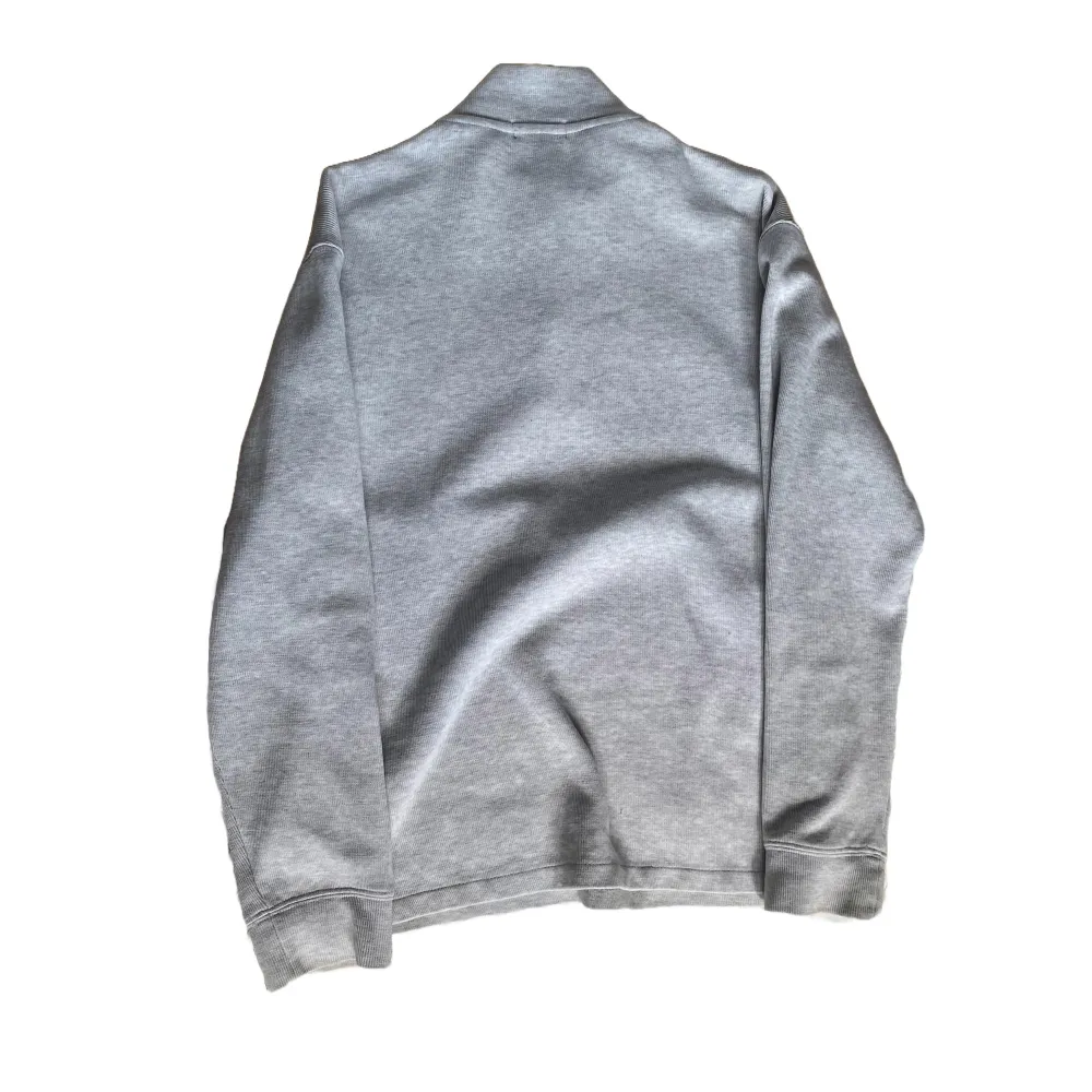 Säljer nu denna feta half zip av märket Ralph Lauren | Skick : 9/10, sparsamt använd | Pris : Nypris : 2200kr, mitt pris : 599kr. Priset är inte hugget i sten | Om du har några frågor är det bara att höra av dig! ❤️. Tröjor & Koftor.