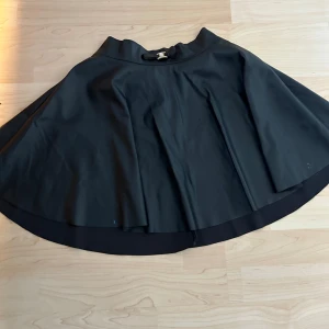 Svart kjol - En svart kjol i bra skick. Vet ej märket. Storlek 32/34. Fråga gärna om fler bilder, mätningar, osv. Skriv helst innan du köper! 