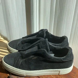 Axel Arigato skor - Hejsan! Nu säljer vi på Erhga clothing ett par riktigt schyssta Axel Arigato Clean 360 laceless. Skorna är i storlek 42, skick 7,5/10, org pris 2500kr. Kontakta oss vid minsta lilla fundering /Erhga clothing