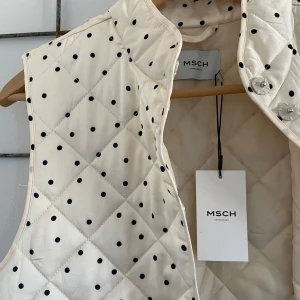 Väst Moss Copenhagen - Oanvänd väst från MSCH (Moss Copenhagen) Storlek 34/36 Nypris 699kr