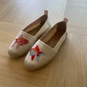 Espadrillos  - Söta espadrillos som är använda en gång. Köpta på NK. Storlek 38, nyskick