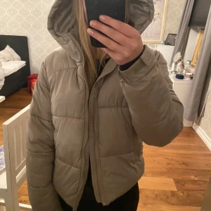 Jacka  - Jättefin jacka i nyskick. Inte riktig beige, liten nyans mot de gråa hållet ifrån beige. 