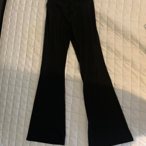 Svarta byxor/läggings, storlek petite xxs - Svarta läggings/träningsbyxor i ny skick. Byxorna går som ett ”V” i midjan och utsvängda ben