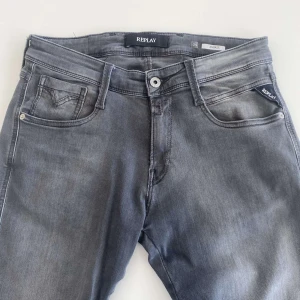 Replay Anbass jeans - Ett par riktigt snygga gråa Replay anbass jeans i storlek 29/32. Jeansen är i ett riktigt bra skick och är knappt använda. Skriv gärna vid frågor! :)