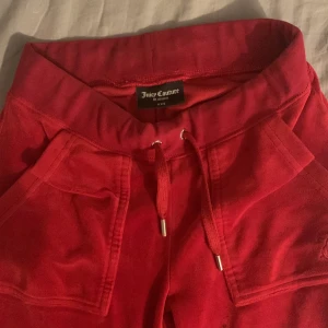 Röda Juicy byxor  - Mysiga mjukis byxor, köpte dom inte för så länge sen för 1500kr 