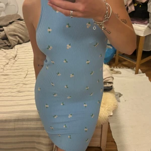 Blommig klänning ZARA - Jättefin blommig klänning från ZARA. Storlek XS, använd en gång 💙