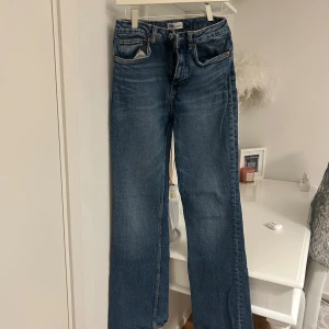 Full length raka jeans  - Från Zara i storlek 38. Bra skick. 