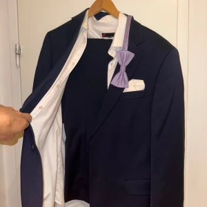 Dressmann kostym - Riktigt bra skick. Nypriser på alla saker: Kostym 1900kr Skjorta 500-700kr Fluga 299kr Servett150kr