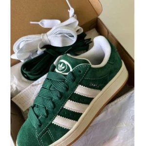 Campus 38 2/3  - Säljer dessa supersnygga Campus i strl 38 2/3 🎀🎀🎀 Helt oanvända, då de var för små! Perfekta sneakers till hösten💕💕💕