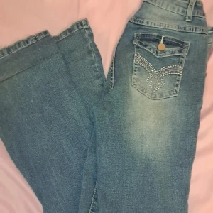 Jeans med fickor - Storlek s i byxorna använd 2 gånger finns o möta upp i jönköping 