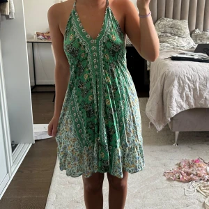 Ibiza klänning - Bilderna fångar inte hur fin färgen är 🙁 Köpt från asos säljer då jag inte använder tillräckligt, justerbar vid brösten!!!