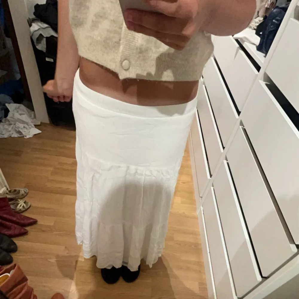 vit långkok köpt ifrån zalando märker stradivarius,väldigt trendig förra sommaren men kommer inte till användning längre💞😅. Hameet.