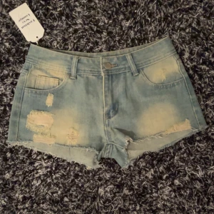 Jeans shorts  - Helt nya, har bara testat dem och var tyvärr för stora för mig, inga skador. Köpta ifrån när jag var i New York