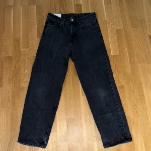Jeans Loose fit - Säljer ett par svarta loose fit jeans från HM. Skicket är nästan perfekt förutom lite smått slitet på byxfållen på bild 3. Storleken är 30/32 och priser är 199 kr. Skriv gärna om det är några frågor.