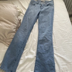 Low waist bootcut jeans levi’s - säljer dessa trendiga low waist jeans från Levi’s som e slutsålt. Storleken är W26 L30 som motsvarar en S skulle jag säga 