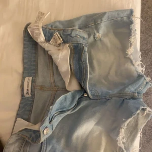 Zara jeans shorts  - Hej, säljer nu mina jeans shorts från Zara då dom inte kommer till användning längre. Dom är i en jättefin ljusblå färg och har slitningar 🩵 Inga defekter. Skriv om ni har någon fråga 🩵 