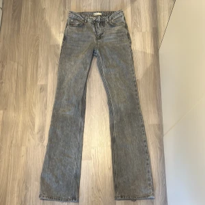 Straight jeans - Jeans från Gina Tricot i modellen stright i midwaist. Dom är lite slitna längst ner vid byxkanten (se bild tre) men är annars i fint skick 
