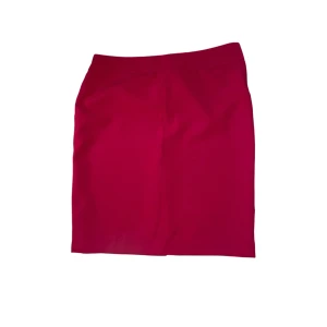 Röd kjol från Ewings - En elegant röd kjol från Ewings. Kjolen har en enkel och stilren design. Kontakta mig vid frågor!🙌🏼