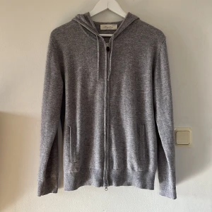Kashmir zip hoodie - Tjena säljer dena feta Kashmir tröjan då den inte används. Skick skulle jag säga är riktigt bra, använd ett fåtal gånger