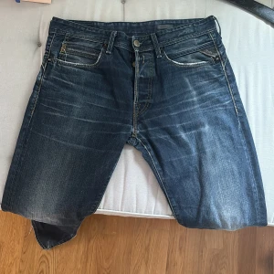 Replay jeans - Replay jeans i storleken 32/32, dom sitter relaxed och är i ett bra skick utom ett minimalt hål i vänster ficka men den ställer inte till med några problem. Hör av dig om du har frågor.