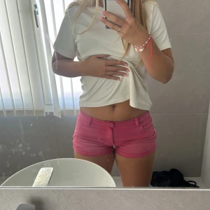 Rosa Lågmidjade shorts  - As sköna shorts, de är en syper fin rosa💕 har använts några gånger men ör inte slitna! Super snygga ny till sommaren 🌸 det står 38 men passar också jätte bra på 36. Säljer för att de är lite för tighta i midjan
